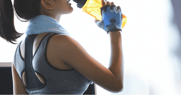 水分補給をするフィットネスジムの人