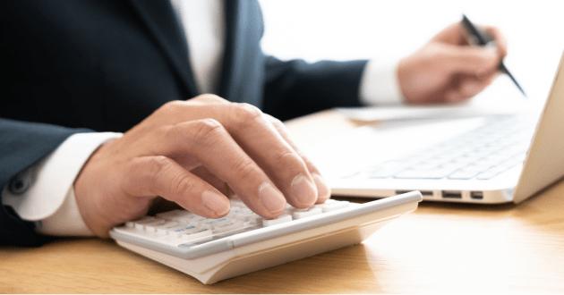 電卓を叩く画像