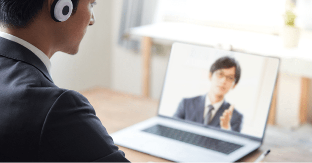 リモートで対面している画像